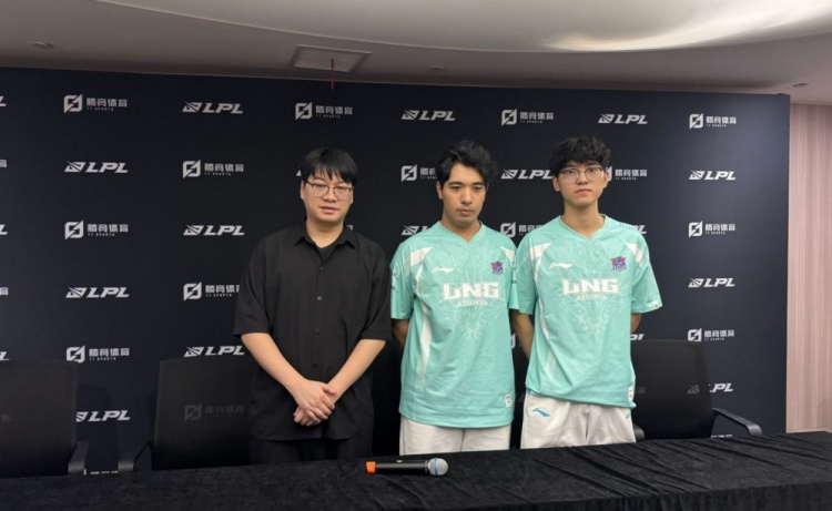 LNG赛后群访 教练：练了大招没赢下来很可惜 后面尽力打好好打