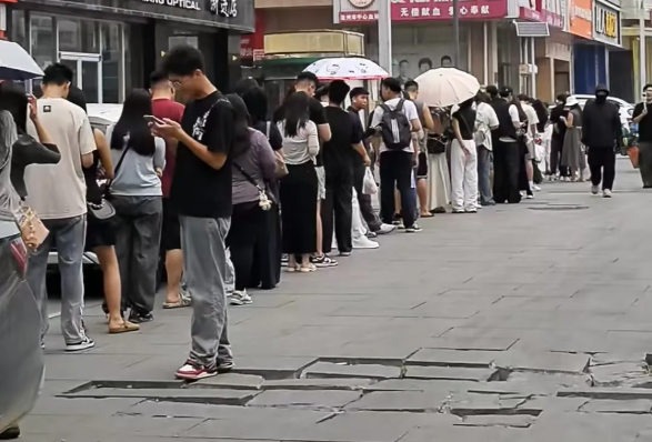抖音初代网红“郭老师”开奶茶店被美团处罚 网友排长龙支持 曾被全平台封禁