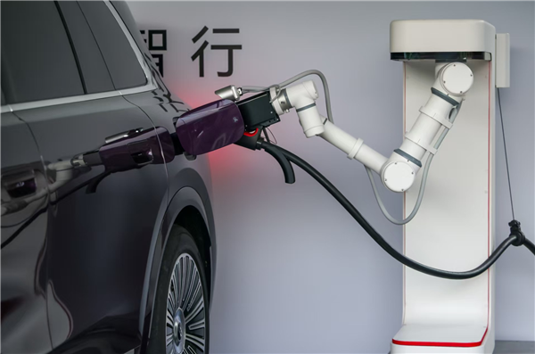 问界高管：问界M8前备箱业界首搭视觉防夹 具备极致安全
