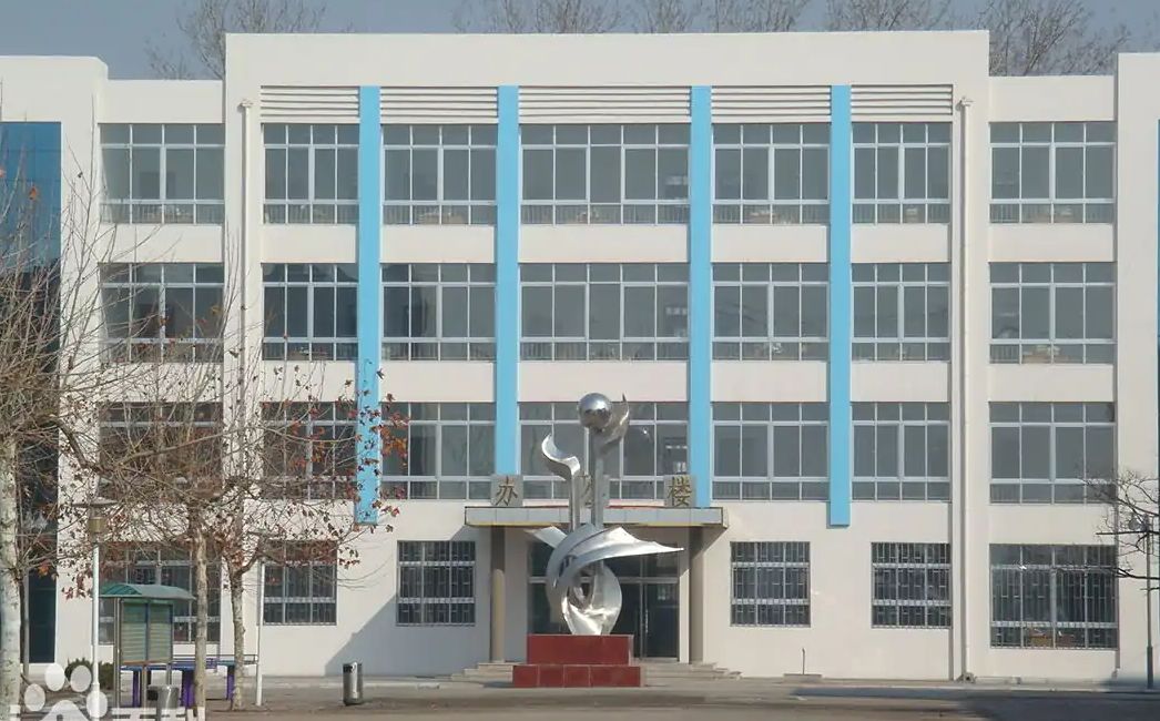 青岛市即墨区第四中学是公立还是私立,是重点中学吗？