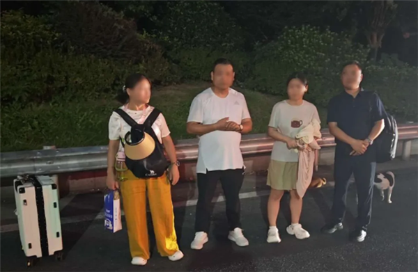高速上爆胎 4人直接弃车 步行赶飞机