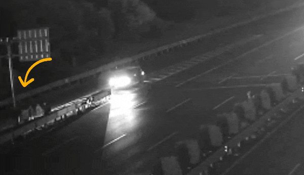 高速上爆胎 4人直接弃车 步行赶飞机