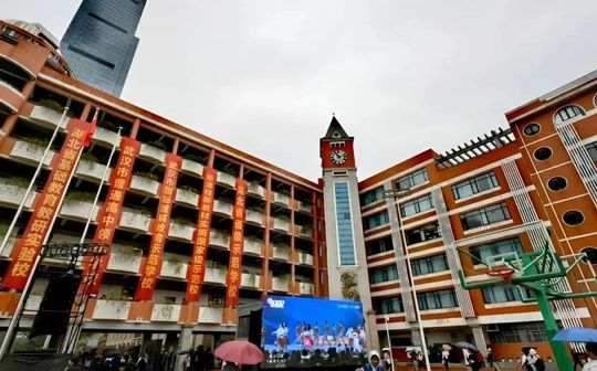 武汉市第十九中学是公立还是私立,是重点中学吗？