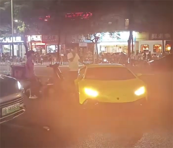 这得赔多少 跑腿小哥骑电车撞全新兰博基尼超跑：后视镜都碎了