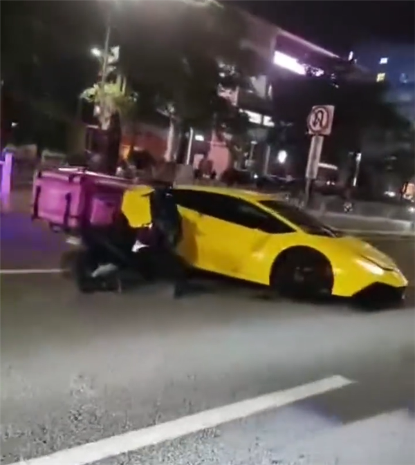 这得赔多少 跑腿小哥骑电车撞全新兰博基尼超跑：后视镜都碎了