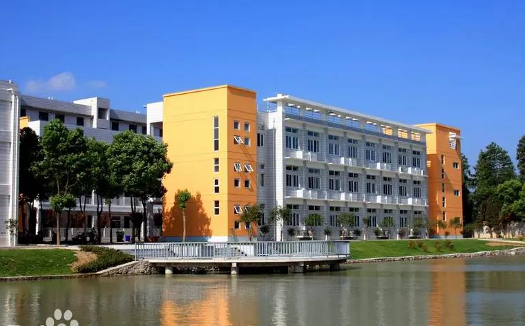 武汉市吴家山中学是公立还是私立,是重点中学吗？