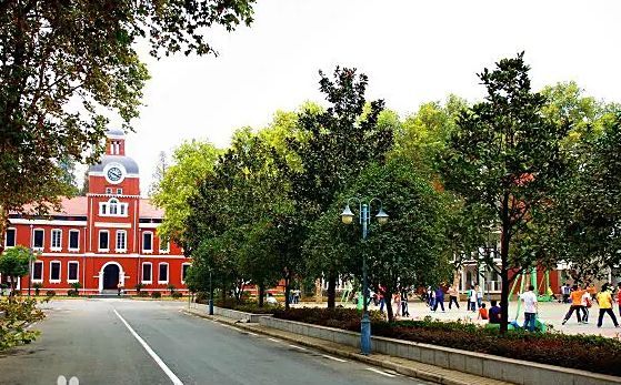 武汉市第四中学是公立还是私立 是重点中学吗？