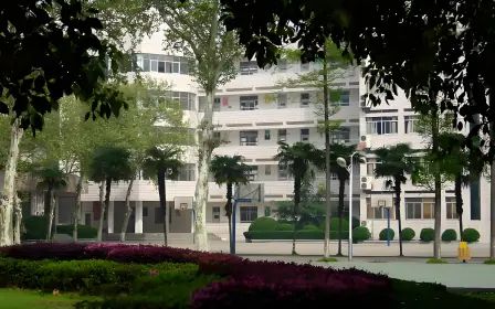 武汉市第十一中学是公立还是私立 是重点中学吗？