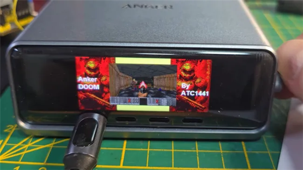 万物皆可！桌面充电站也能运行经典游戏《Doom》：效果比预期要好