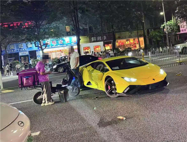 这得赔多少 跑腿小哥骑电车撞全新兰博基尼超跑:后视镜都碎了