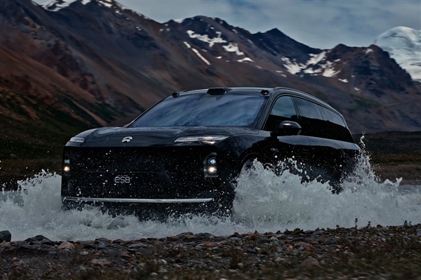 李斌妻子换上全新蔚来ES8:开着老公造的车安心