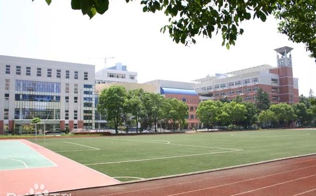 武汉外国语学校是公立还是私立 是重点中学吗？