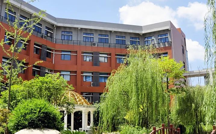 武汉常青一中是公立还是私立 是重点中学吗？