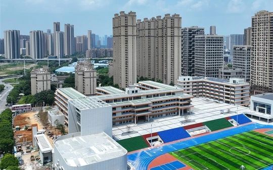 武汉市长虹中学是公立还是私立 是重点中学吗？
