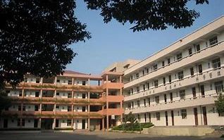 武汉市钢城第十六中学是公立还是私立 是重点中学吗？