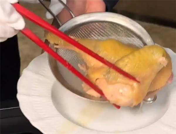 餐厅半只鸡卖1999元 店方：主要食材除了鸡还有鱼翅