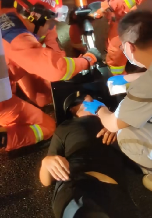 太社死了 小伙头部意外卡进红绿灯里 网友：看他脸色行驶