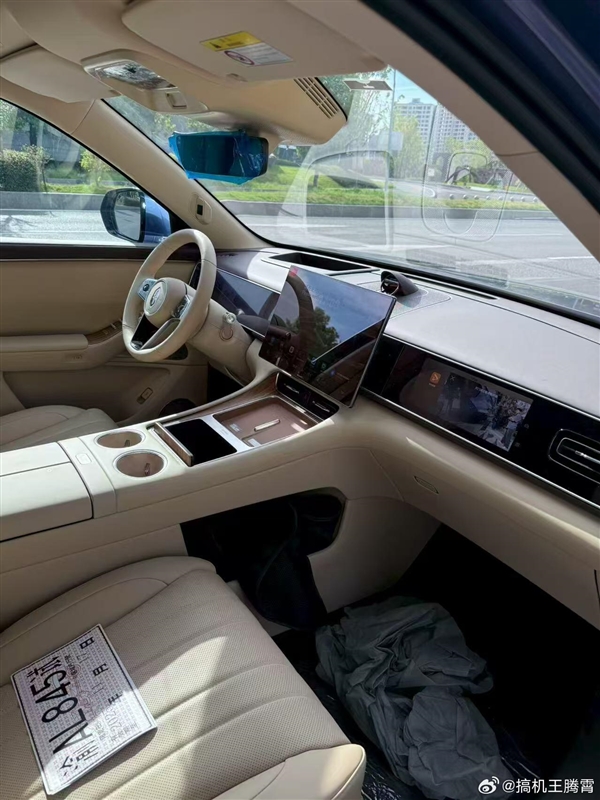 有望成30万级最畅销SUV 全新问界M7内饰曝光：独立三屏