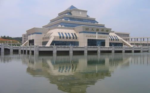 长沙市周南中学是公立还是私立 是重点中学吗？