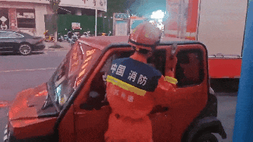 高温天4个月婴儿被锁老头乐内 奶奶心急如焚 只因这个疏忽动作