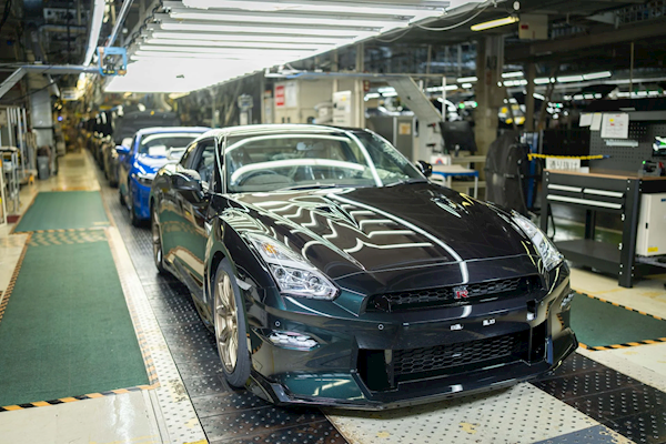 一代战神落幕！日产R35 GT-R最后一台车在日本下线