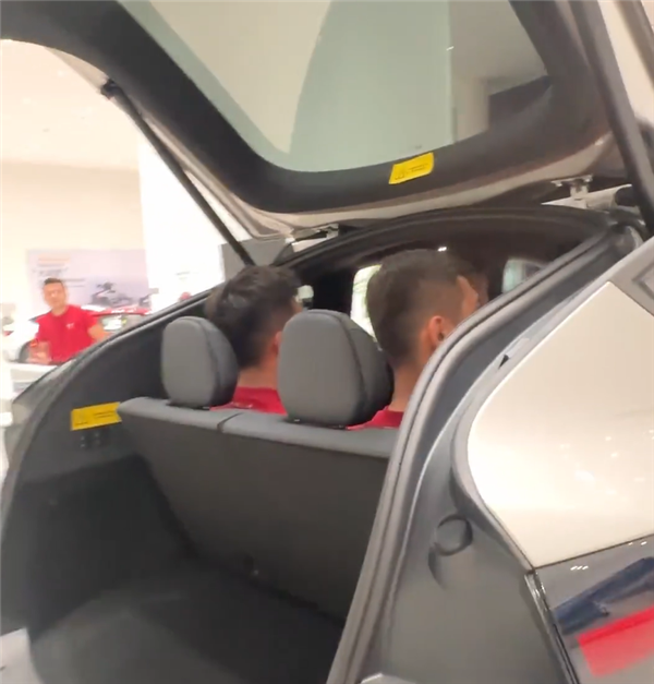 特斯拉Model Y L空间大不大 陶琳分享视频：塞进6个1.8米大高个