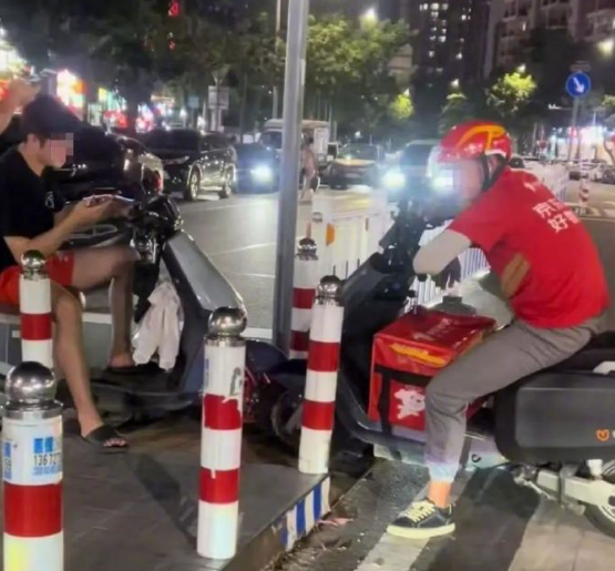 外卖小哥与男子斗气马路中间对峙4小时 网友：两个“犟种”撞到一起了