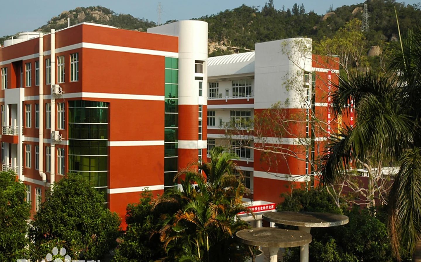 福建省厦门第一中学是公立还是私立 是重点中学吗？