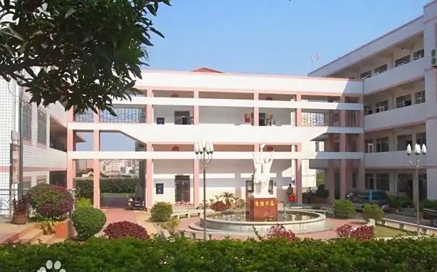 厦门市第三中学是公立还是私立 是重点中学吗？