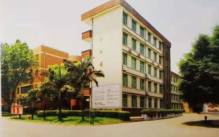 福建省福州第二中学是公立还是私立,是重点中学吗？