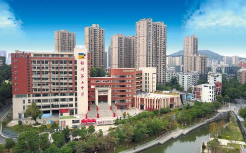 福建省福州第七中学是公立还是私立 是重点中学吗？