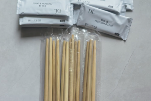 顾客起诉胖东来免费筷子无标签 工作人员：外包装上已标注信息