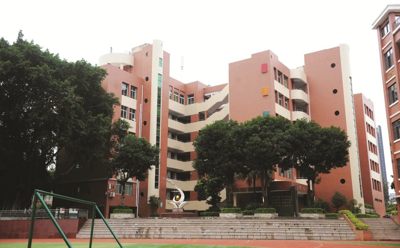 福建省福州第十中学是公立还是私立,是重点中学吗？