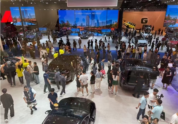 C位“易主”:保时捷、宾利等豪华品牌都没来 超20家车企缺席2025成都车展