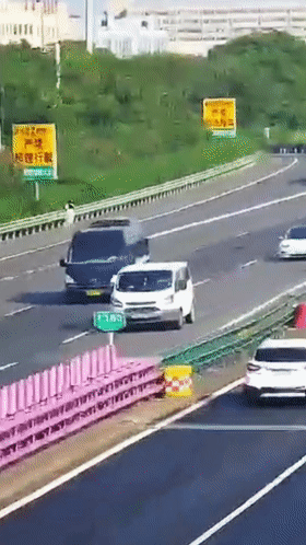 手机落高速服务区 儿媳妇跑回去找 公公倒车去接 12分没了