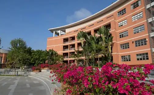 深圳市龙城高级中学是公立还是私立,是重点中学吗？