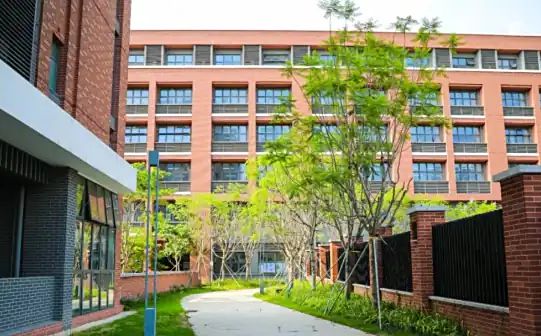 深圳市南山外国语学校是公立还是私立 是重点中学吗？