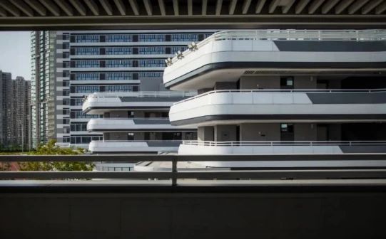 深圳市格致中学是公立还是私立,是重点中学吗？