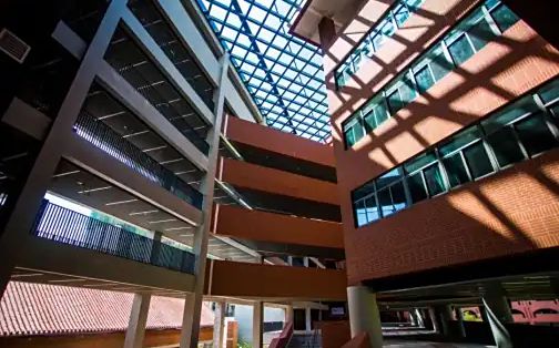 东北师范大学附属中学深圳学校是公立还是私立,是重点中学吗？