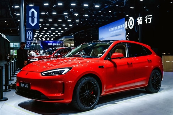 问界新M5 Ultra跃影红亮相成都车展:20万智能SUV新标杆