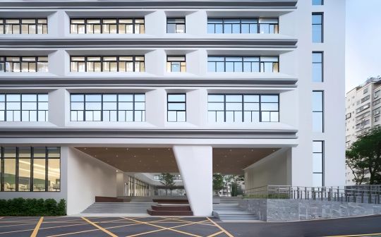 深圳市红山中学是公立还是私立 是重点中学吗？
