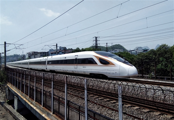 美国新一代高铁列车终于上路 700公里要跑七个小时