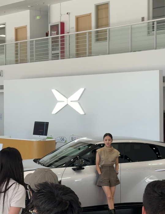 王子文现身小鹏门店 提车全新小鹏P7