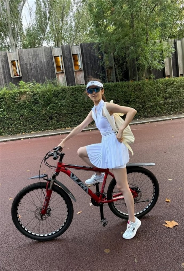 章泽天新照曝光：穿网球服骑单车少女感满满  网友：白到发光