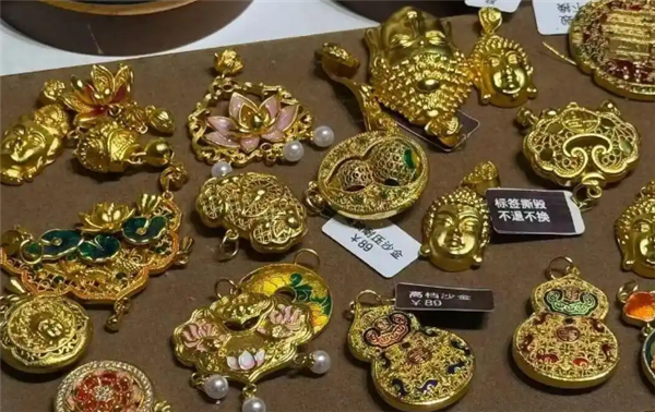 几十元戴金灿灿首饰 紧急提醒：长期佩戴或致中毒