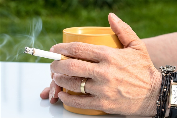 越早戒烟越健康！新研究：吸一支烟寿命平均缩短20分钟