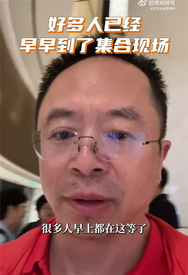 多位企业家参加阅兵观礼：美团王兴与雷军最新合照曝光 周鸿祎偶遇王小川