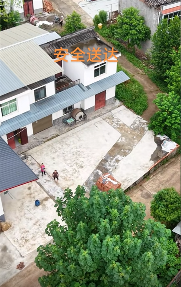 四川男子用无人机给95岁外婆空投坨子肉 1小时车程仅6分钟