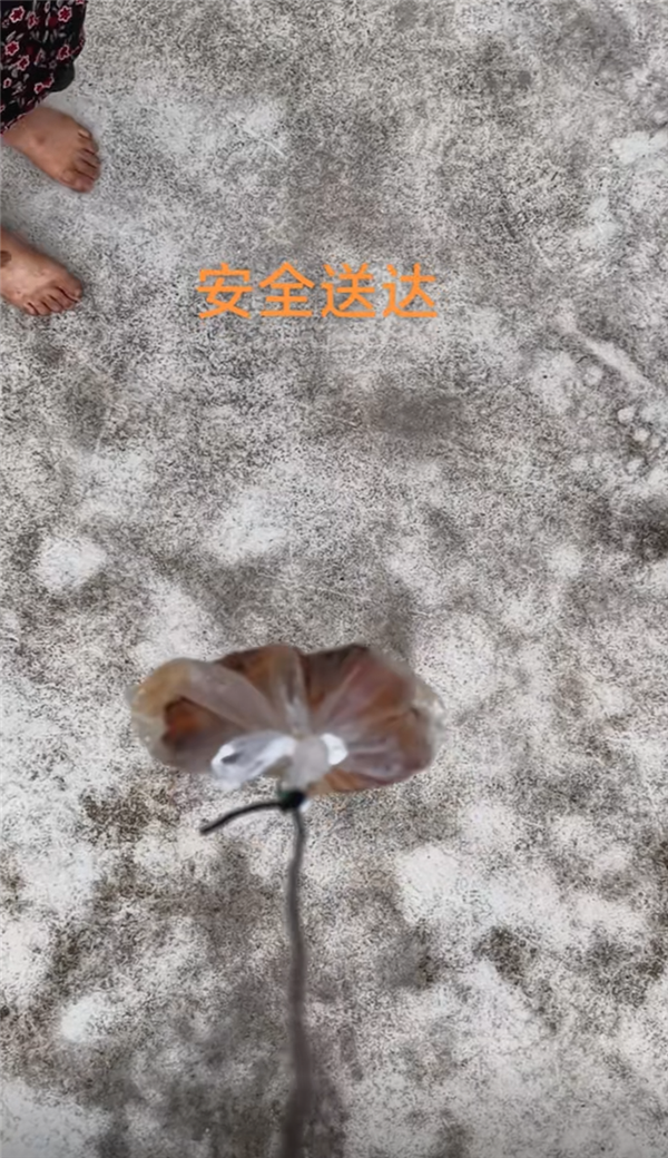四川男子用无人机给95岁外婆空投坨子肉 1小时车程仅6分钟