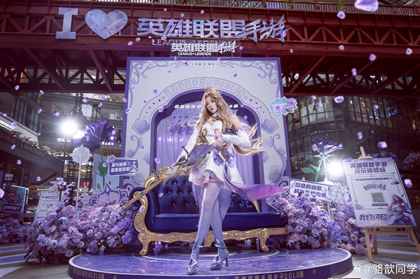 摄人心魄！《LOL》主持人骆歆水晶玫瑰女警COS美照